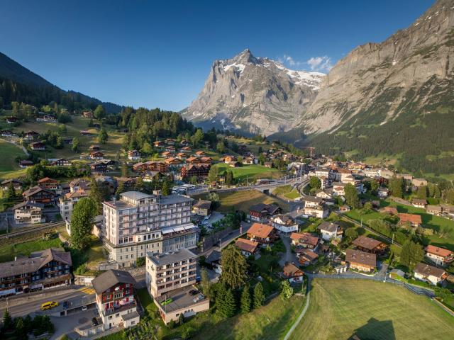 Belvedere Swiss Quality Hotel Grindelwald Wetterhorn Drohne Sommer 2